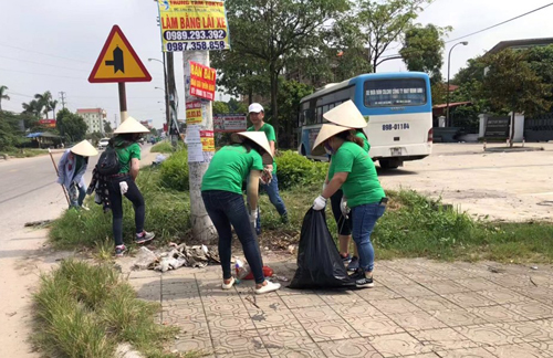 Đoàn viên, công nhân lao động công ty TNHH Giày Ngọc Tề dọn rác – chung tay bảo vệ môi trường.