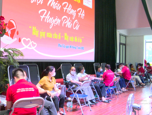 Cán bộ, đoàn viên, CNVCLĐ huyện Phù Cừ tham gia “Ngày hội hiến máu tình nguyện” năm 2022.