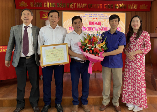 Trường THPT Dương Quảng Hàm tổ chức Hội nghị cán bộ viên chức, người lao động.