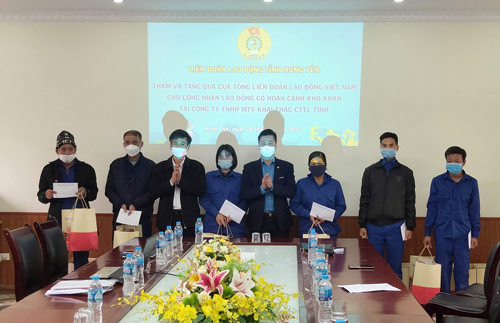 Liên đoàn lao động tỉnh Hưng Yên thăm và tặng quà cho đoàn viên nhân dịp Tết nguyên đán Nhâm Dần 2022 tại Công ty TNHH MTV khai thác công trình thủy lợi tỉnh.