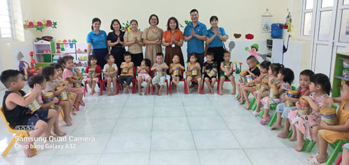 LĐLĐ tỉnh trao tặng sữa cho trẻ em tại Khoái Châu
