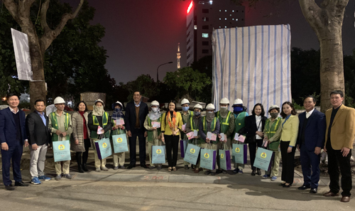 Đồng chí Chủ tịch LĐLĐ tỉnh chúc Tết, tặng quà công nhân lao động vệ sinh môi trường đêm giao thừa
