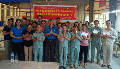 Liên đoàn Lao động huyện Văn Giang thăm, làm việc với lãnh đạo doanh nghiệp và biểu dương, tặng quà đoàn viên,công nhân lao động tiêu biểu và đoàn viên, CNLĐ có hoàn cảnh khó khăn.
