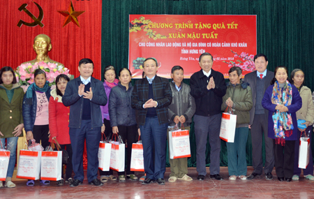 Bộ trưởng Bộ Công an Tô Lâm thăm, tặng quà tết công nhân lao động và gia đình có hoàn cảnh khó khăn tại Văn Lâm