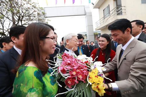 Tổng Bí thư Nguyễn Phú Trọng thăm và tặng quà công nhân lao động tỉnh Hưng Yên