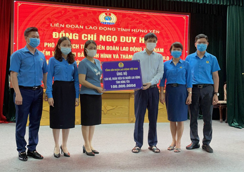 Đoàn công tác Tổng liên đoàn lao động Việt Nam kiểm tra, nắm bắt tình hình và thăm, tặng quà CNLĐ bị ảnh hưởng bởi dịch Covid-19 tại Hưng Yên