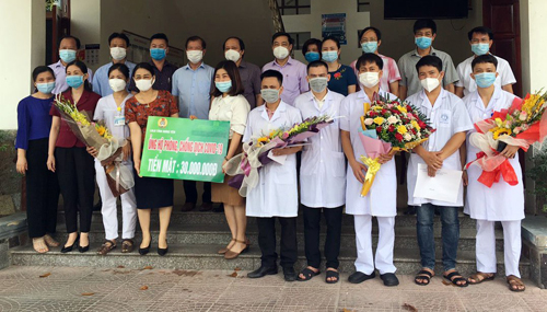 Liên đoàn Lao động tỉnh: Tặng quà cho đoàn các y, bác sỹ đi hỗ trợ tỉnh Bắc Giang phòng, chống dịch Covid – 19