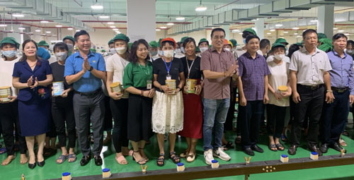 Công ty cổ phần Thực phẩm Dinh dưỡng Nutifood trao tặng sữa cho đoàn viên và con công nhân lao động.