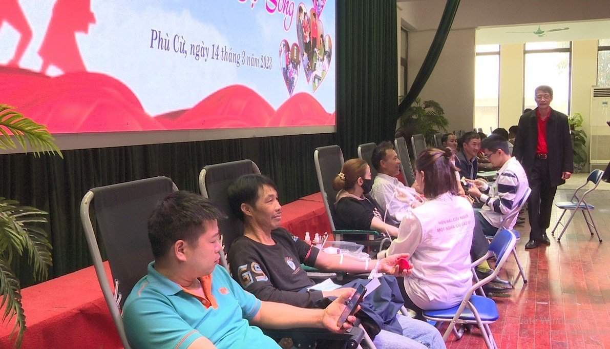 Công nhân, viên chức, lao động huyện Phù Cừ tham gia Ngày hội hiến máu tình nguyện