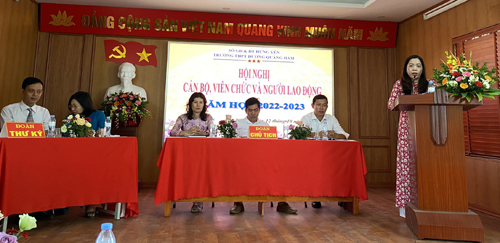 Đ/c Lê Thị Quỳnh Sen, Phó Hiệu trưởng phát biểu tham luận