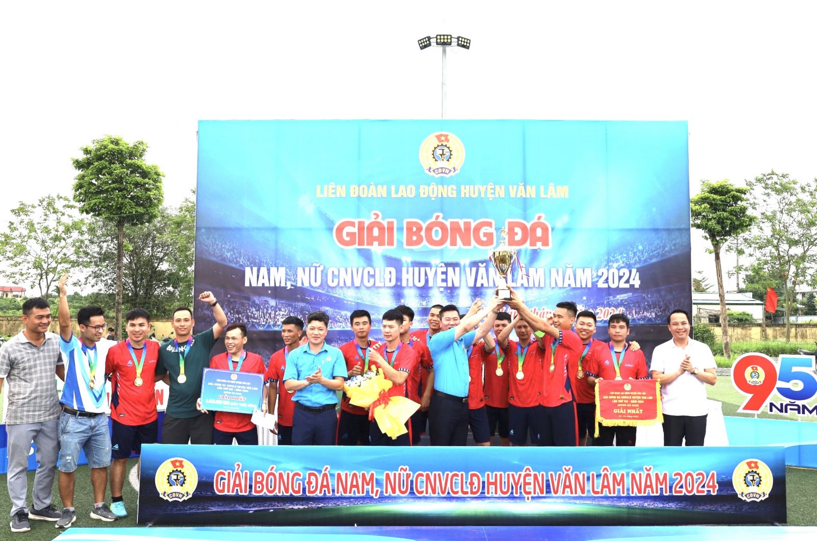 Liên đoàn Lao động huyện Văn Lâm tổ chức Chung kết và Bế mạc giải bóng đá nam, nữ CNVCLĐ huyện năm 2024