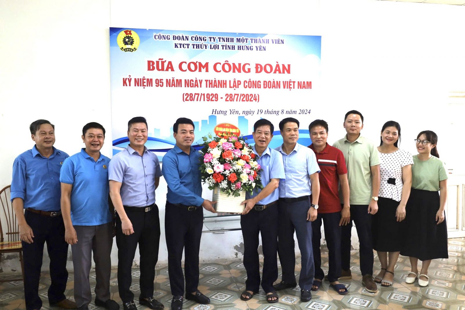 Công đoàn Công ty TNHH Một thành viên Khai thác công trình thủy lợi tỉnh Hưng Yên tổ chức “Bữa cơm Công đoàn”