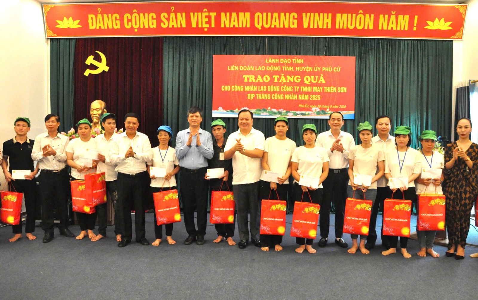 Đồng chí Phó Chủ tịch Thường trực HĐND tỉnh Lê Xuân Tiến thăm, tặng quà cho công nhân, người lao động