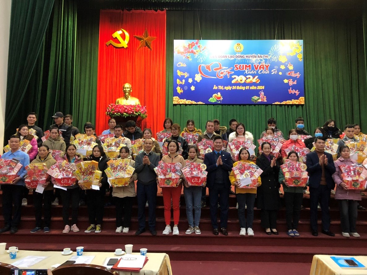Liên đoàn Lao động huyện Ân Thi tổ chức Chương trình “Tết Sum vầy - Xuân Chia sẻ” tại Nhà Văn hóa Trung tâm huyện