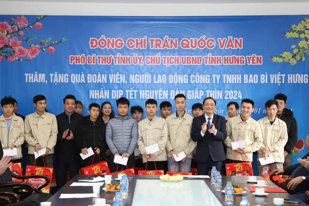 Đồng chí Phó Bí thư Tỉnh ủy, Chủ tịch UBND tỉnh Trần Quốc Văn tặng quà Tết cho công nhân lao động huyện Văn Lâm