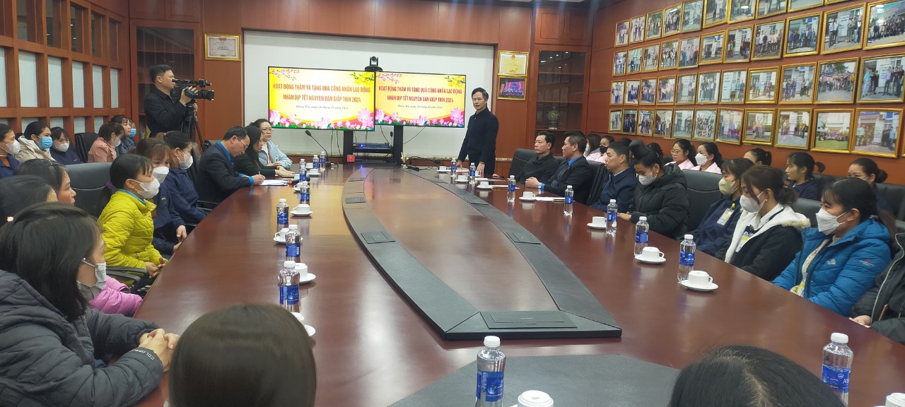 Đồng chí Đào Hồng Vận, Trưởng ban Tuyên giáo Tỉnh ủy thăm, tặng quà công nhân lao động có hoàn cảnh khó khăn