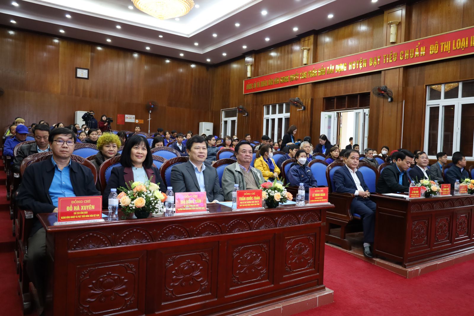 Đồng chí Bộ trưởng Bộ Nông nghiệp và Phát triển nông thôn tặng quà công nhân lao động tỉnh Hưng Yên