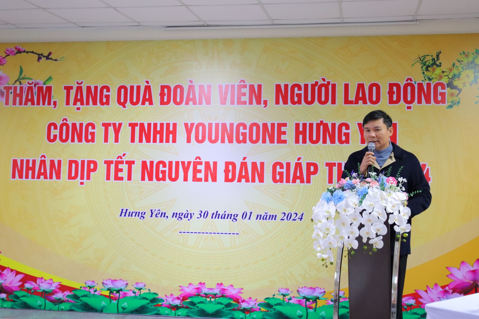 Đồng chí Phó Chủ tịch Thường trực UBND tỉnh Nguyễn Lê Huy tặng quà công nhân lao động nhân dịp Tết Nguyên đán Giáp Thìn 2024