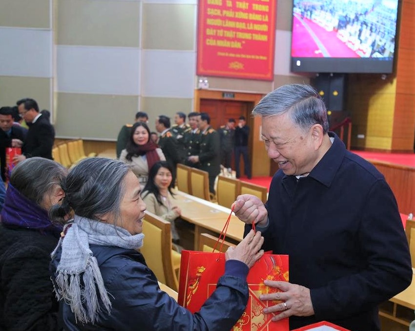 Đại tướng Tô Lâm tặng quà đoàn viên, người lao động tỉnh Hưng Yên nhân dịp Tết Nguyên đán Giáp Thìn 2024.