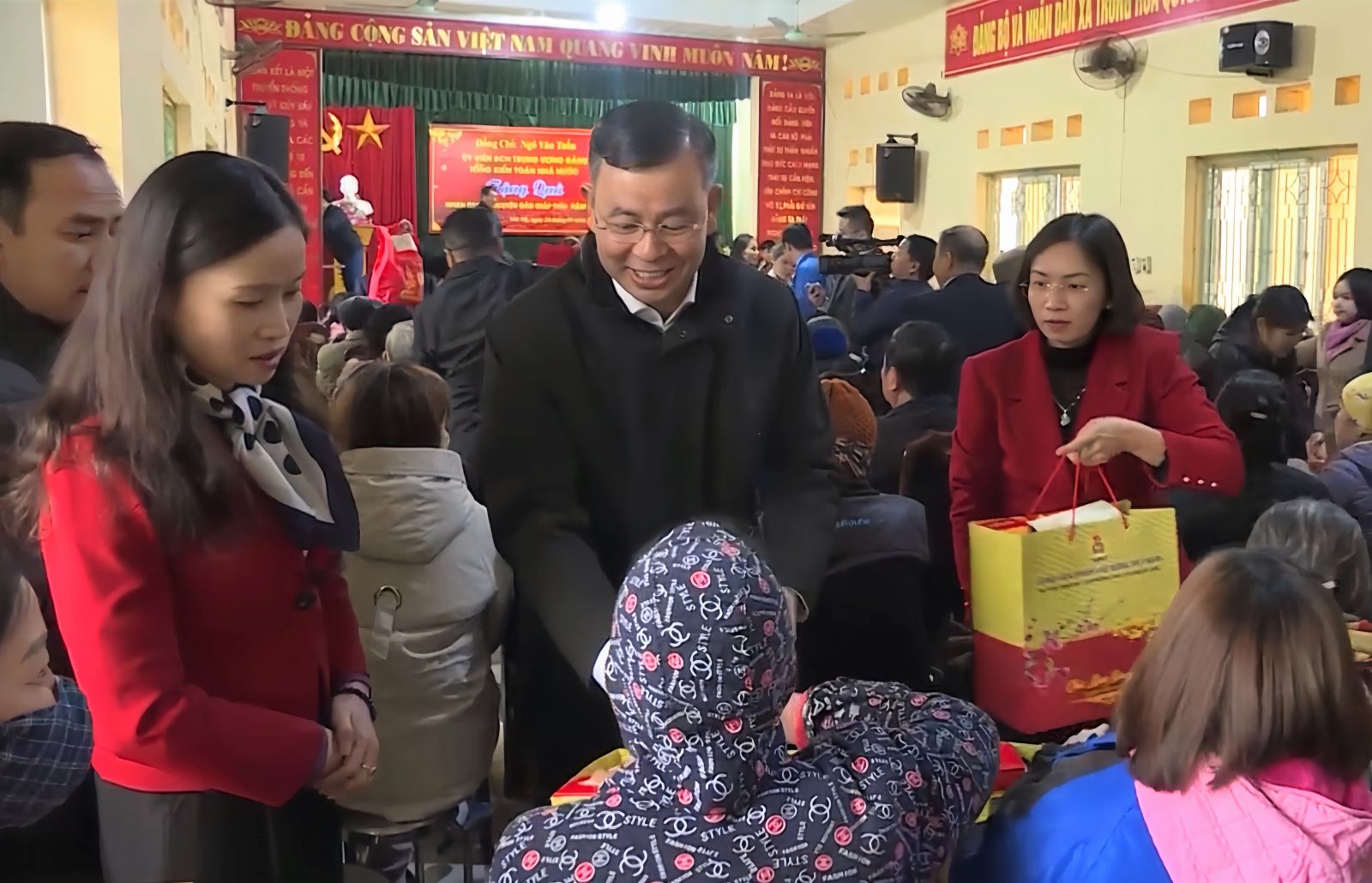 Tổng Kiểm toán Nhà nước Ngô Văn Tuấn tặng quà Tết cho công nhân lao động tại huyện Yên Mỹ
