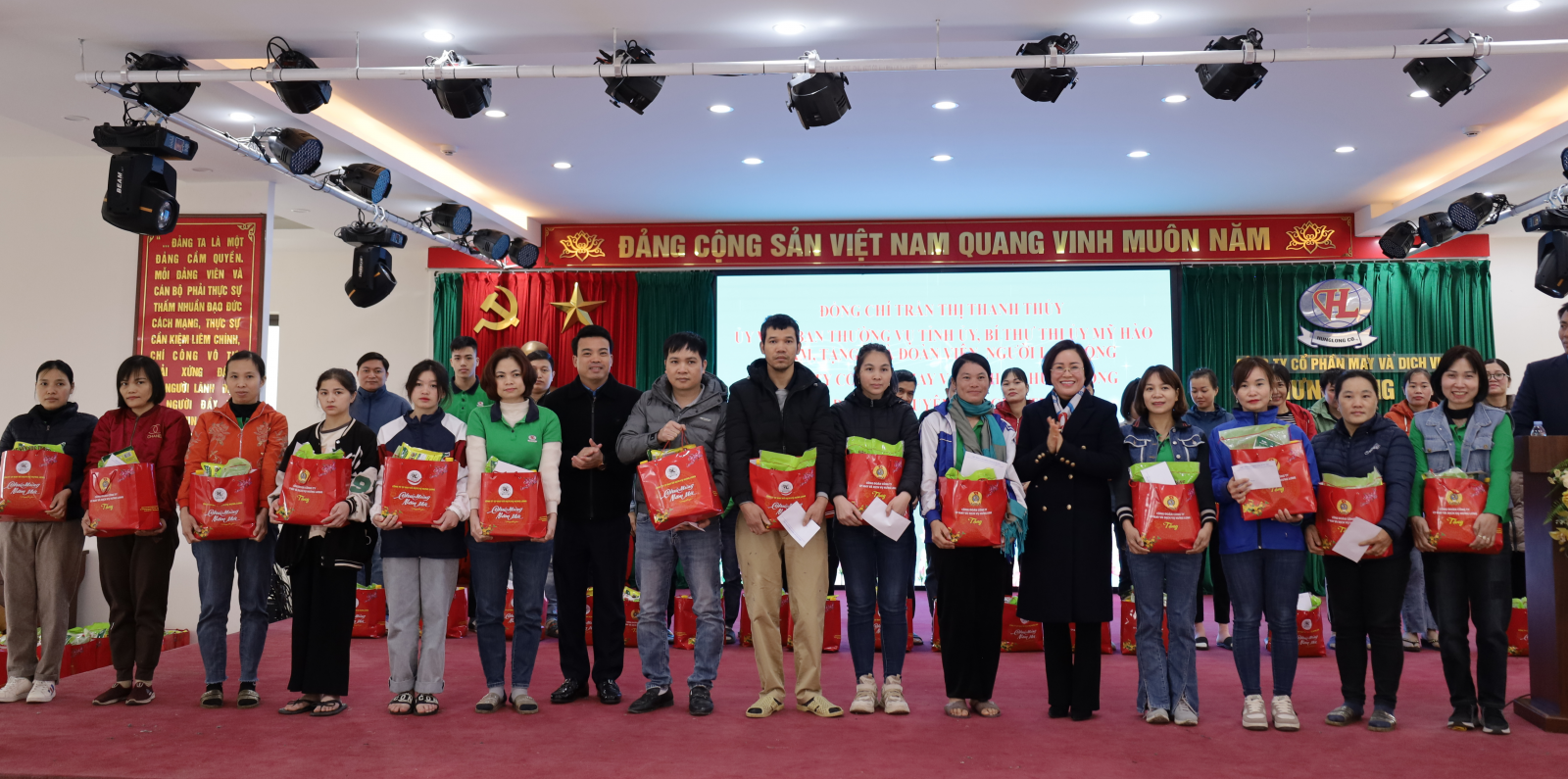 Đồng chí Bí thư Thị uỷ Mỹ Hào Trần Thị Thanh Thủy tặng quà công nhân lao động trên địa bàn thị xã Mỹ Hào