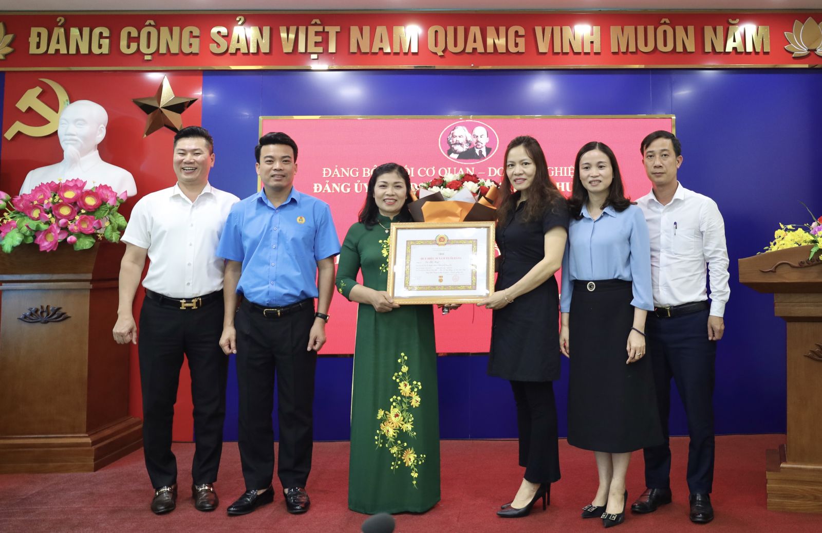 Trao tặng Huy hiệu 30 năm tuổi Đảng cho đồng chí Vũ Thị Huê