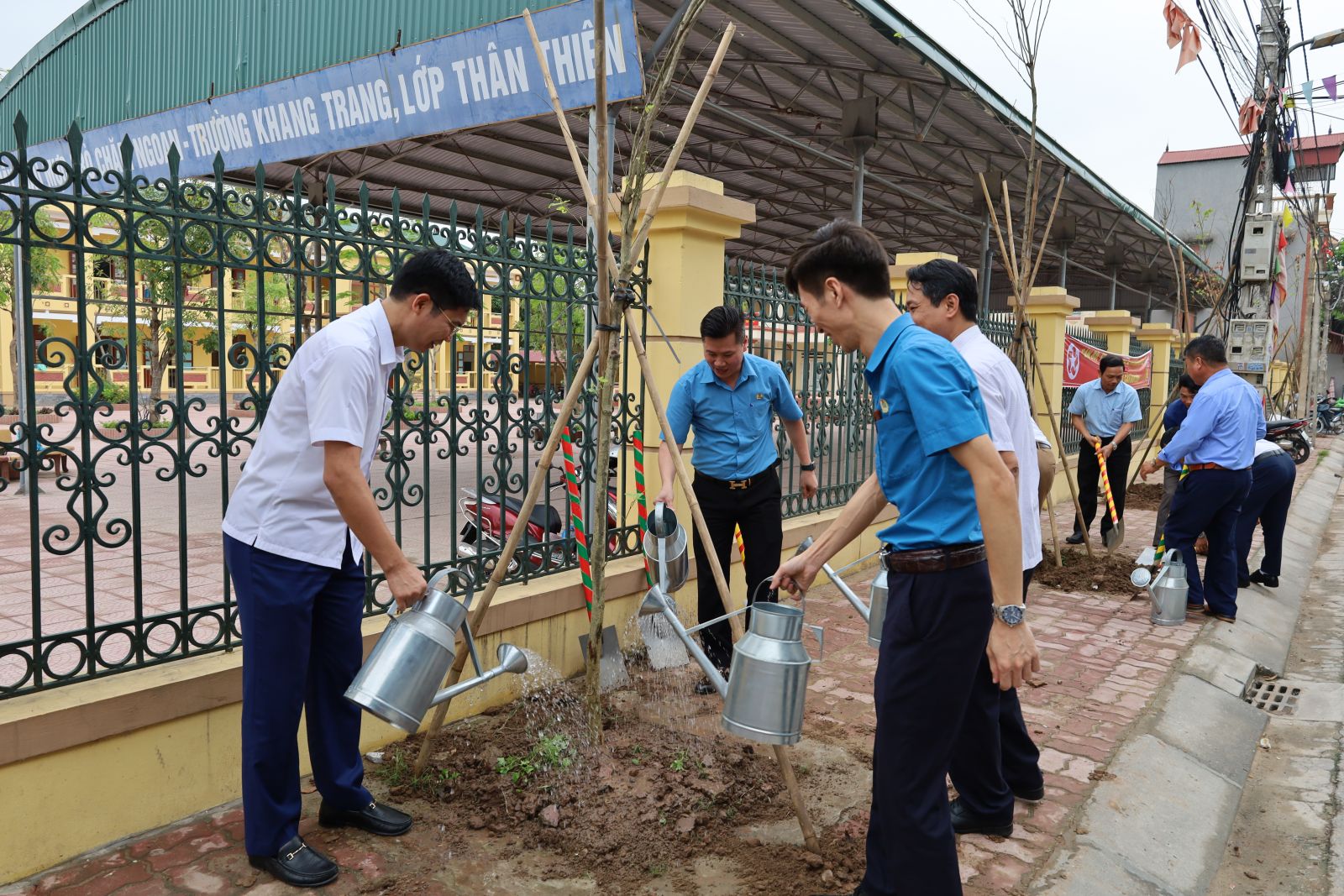LĐLĐ huyện Tiên Lữ gắn biển “Hàng cây công đoàn” chào mừng đại hội công đoàn các cấp.