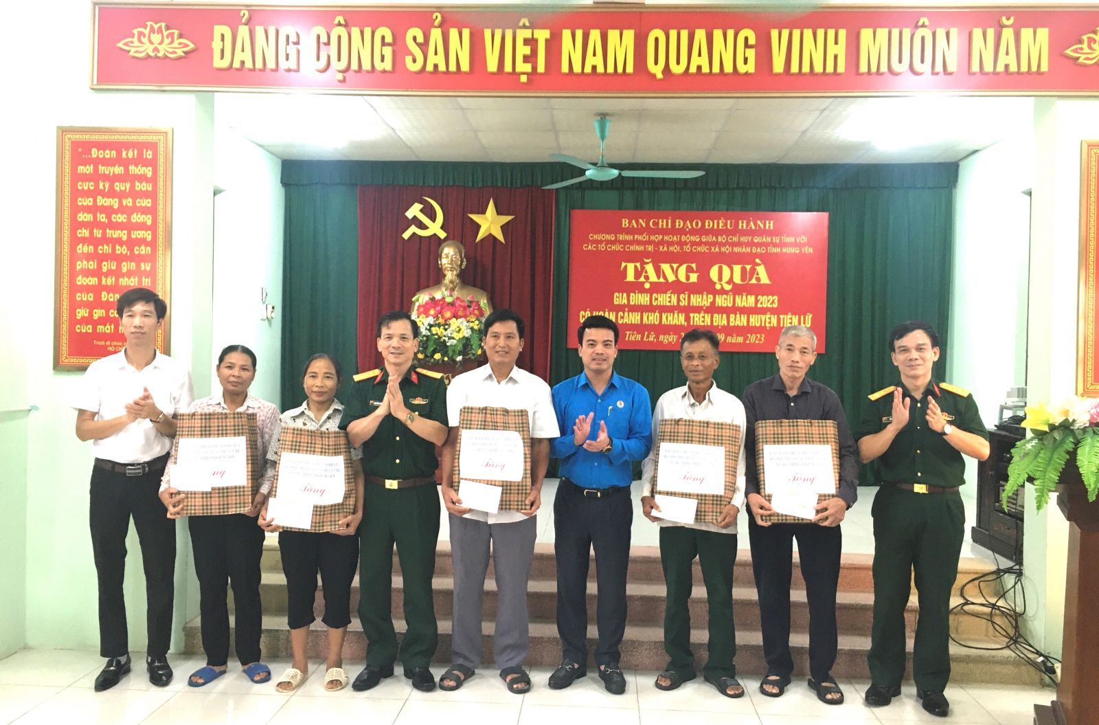 Chương trình tặng quà gia đình chiến sĩ nhập ngũ năm 2023 có hoàn cảnh khó khăn tại huyện Yên Mỹ, Tiên Lữ.