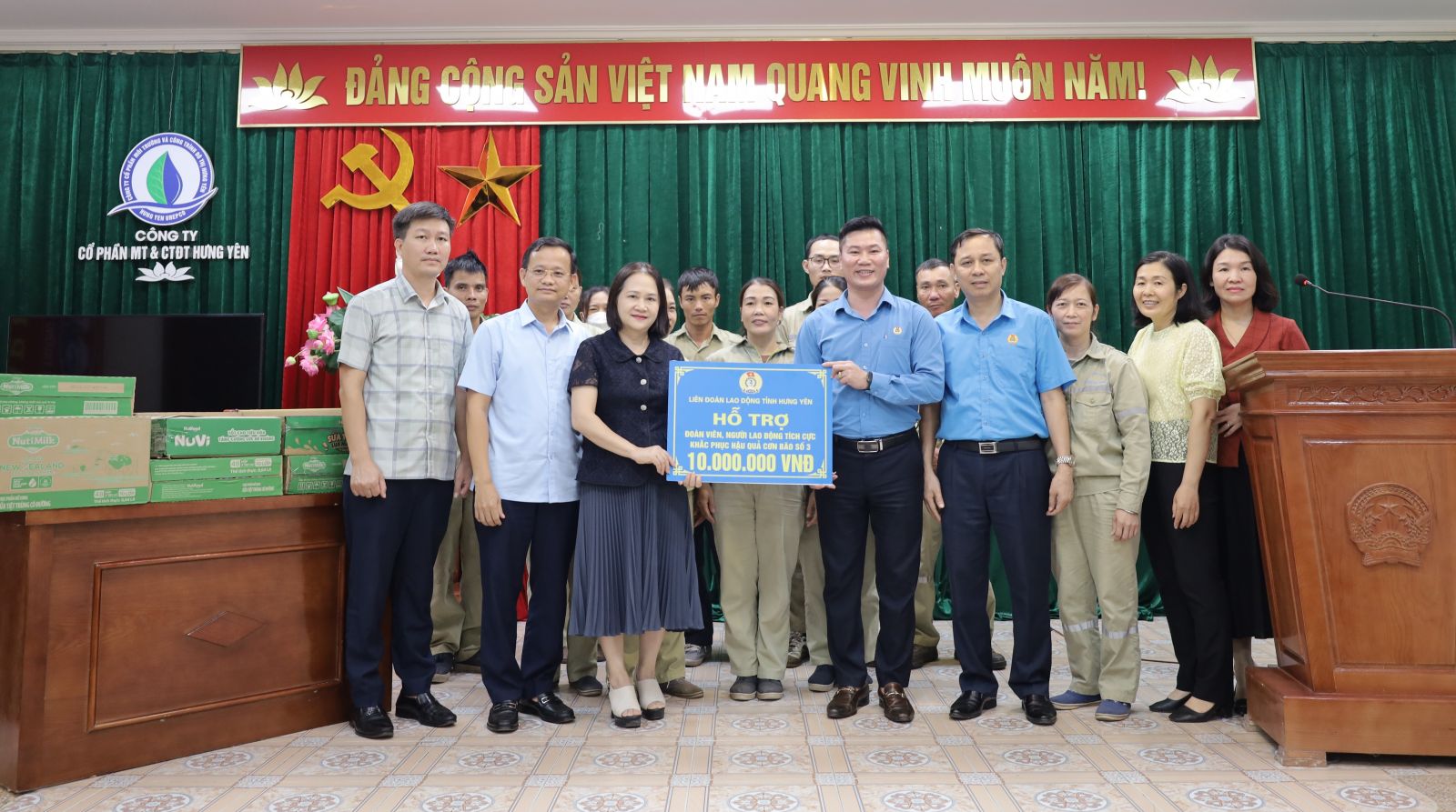 Tặng quà cho người lao động tích cực khắc phục hậu quả bão Yagi tại Công ty Cổ phần Môi trường và Công trình Đô thị Hưng Yên