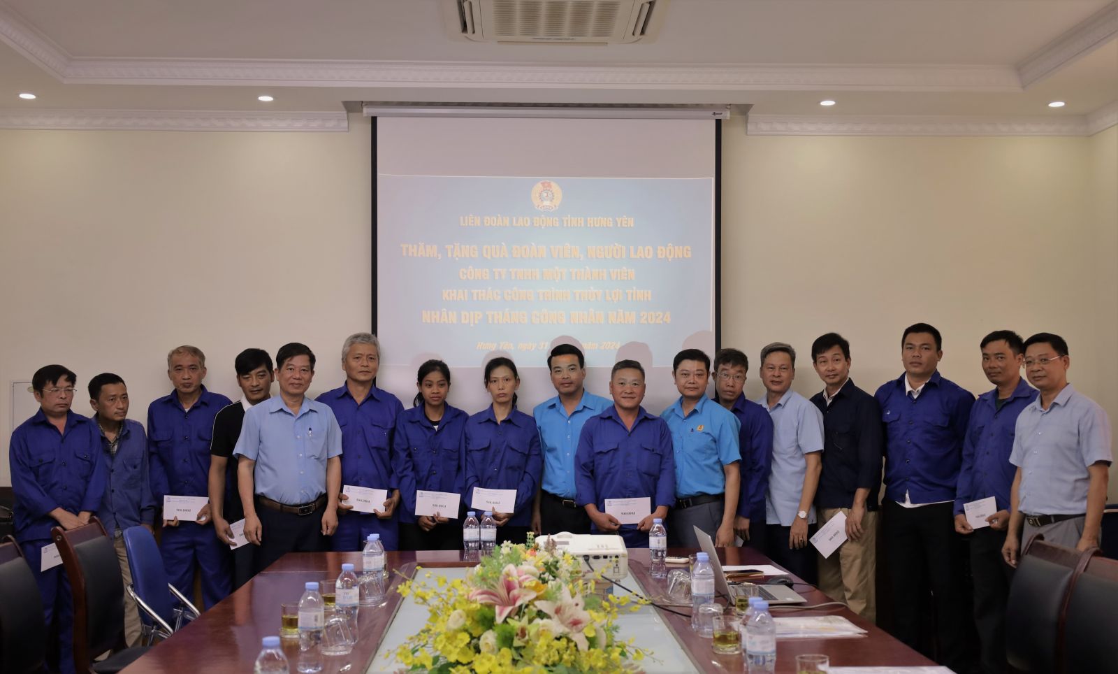 Lãnh đạo Liên đoàn Lao động tỉnh Hưng Yên tổ chức thăm, tặng quà đoàn viên, người lao động Công ty TNHH MTV khai thác công trình thủy lợi tỉnh