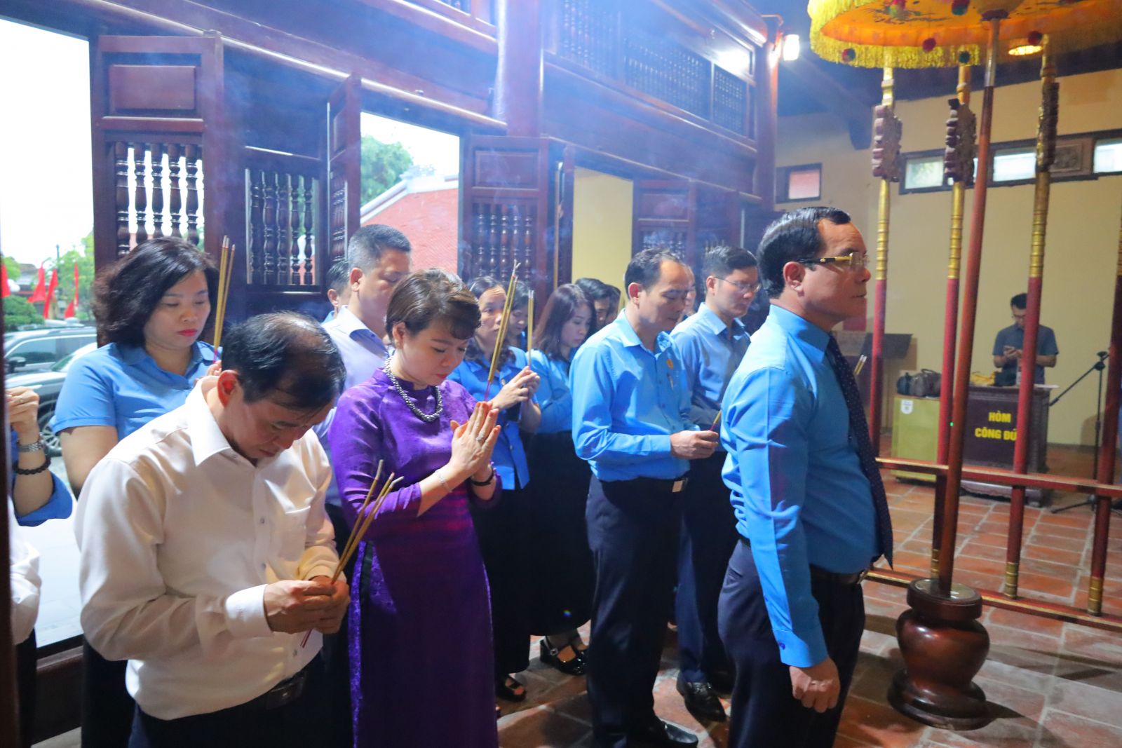 Đoàn đại biểu Tổng LĐLĐ Việt Nam dâng hương tưởng niệm cố Tổng Bí thư Nguyễn Văn Linh