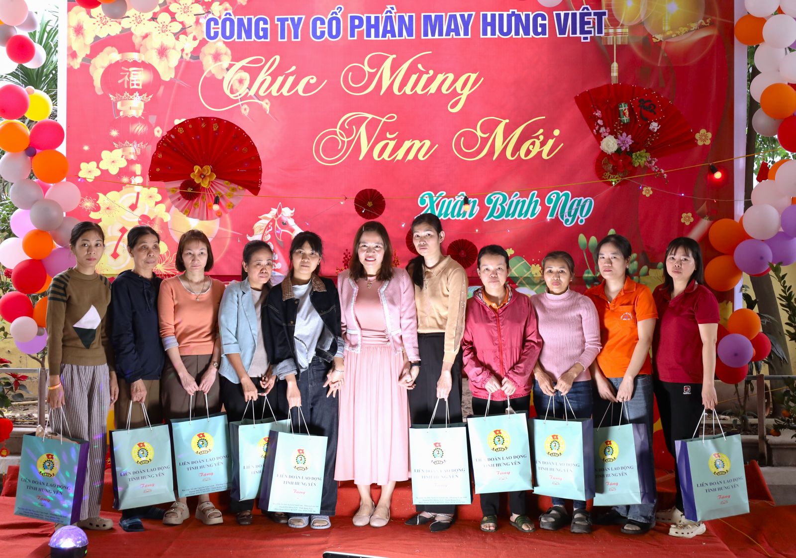 Chương trình "Tết Sum vầy - Xuân ơn Đảng" tại Công ty CP May Hưng Việt, tỉnh Hưng Yên