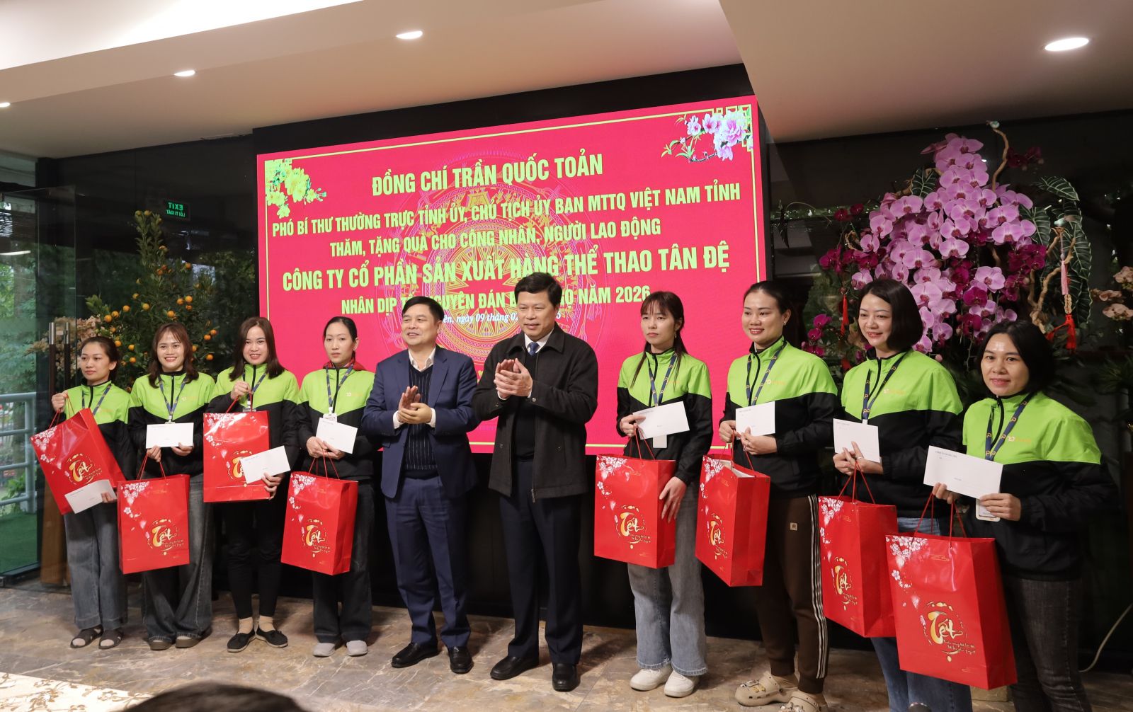 Đồng chí Trần Quốc Toản, Phó Bí thư Thường trực Tỉnh ủy, Chủ tịch Ủy ban MTTQ Việt Nam tỉnh thăm, tặng quà Tết cho đoàn viên, người lao động