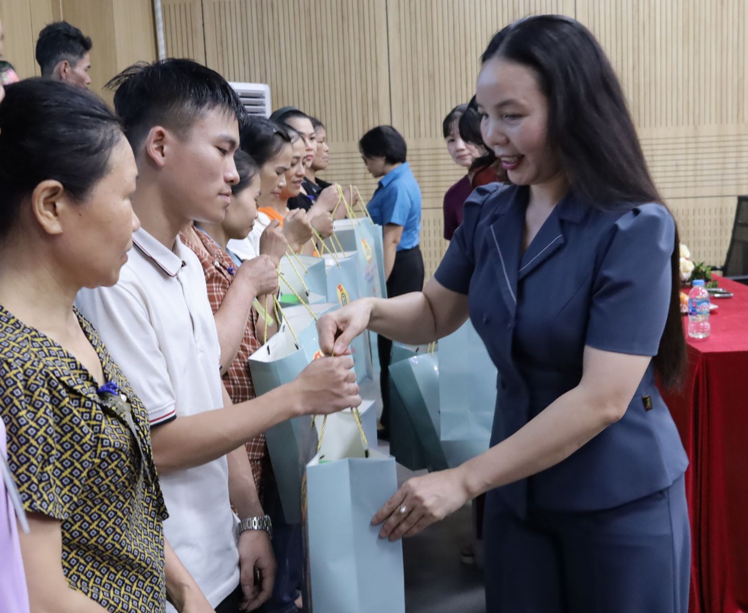 Nhân dịp Tháng Công nhân năm 2026, đồng chí Ngô Thị Kim Hoàn, Uỷ viên Ban Thường vụ Tỉnh uỷ, Phó Chủ tịch Thường trực Uỷ ban MTTQ Việt Nam tỉnh thăm, tặng quà cho đoàn viên, người lao động có hoàn cảnh khó khăn.