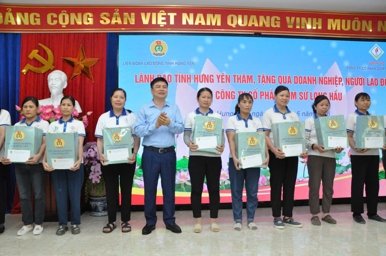 Phó Chủ tịch Uỷ ban Nhân dân tỉnh Phạm Văn Nghiêm trao quà cho đoàn viên, người lao động nhân dịp Tháng Công nhân – Tháng hành động về an toàn vệ sinh lao động năm 2026