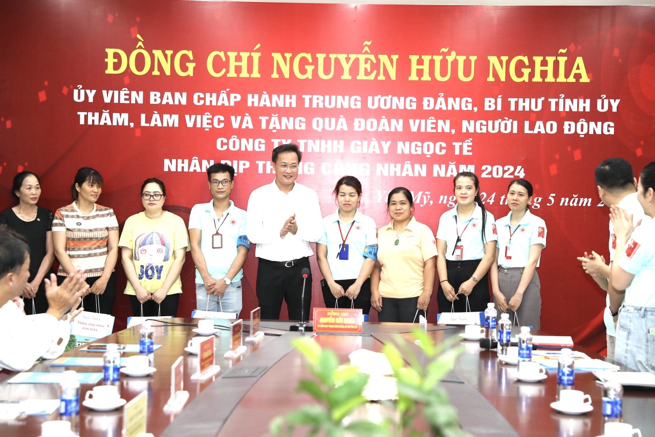 Đồng chí Bí thư Tỉnh ủy Nguyễn Hữu Nghĩa thăm, tặng quà cho công nhân, người lao động