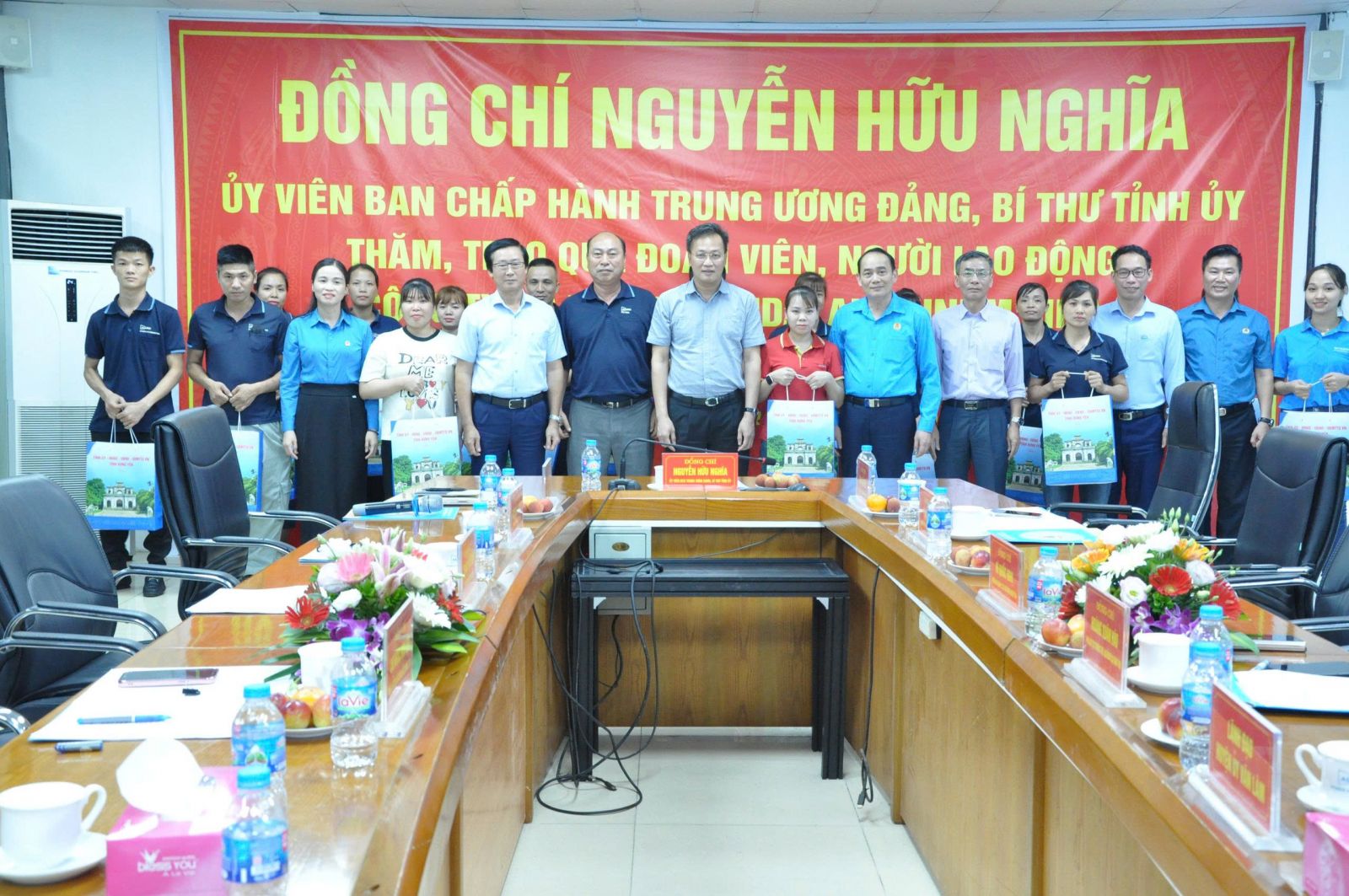 Bí thư Tỉnh ủy Nguyễn Hữu Nghĩa thăm, tặng quà đoàn viên, người lao động nhân Tháng Công nhân năm 2025