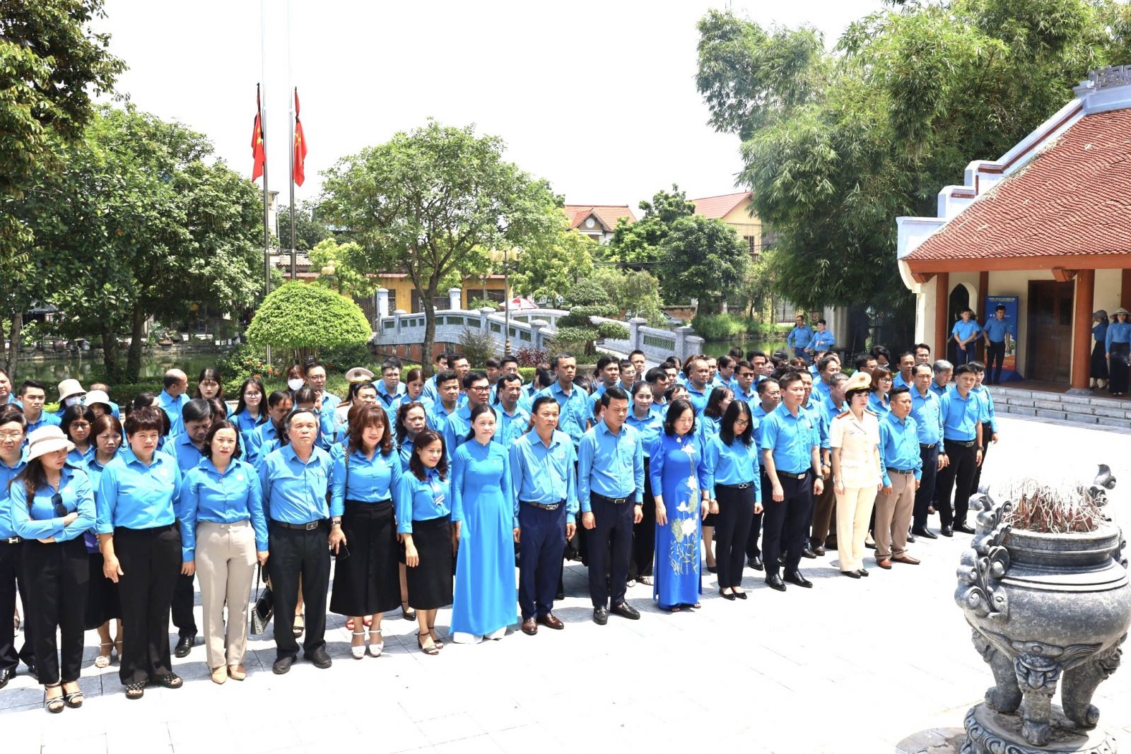 Đoàn đại biểu Tổng Liên đoàn Lao động Việt Nam dâng hương tưởng niệm Tổng Bí thư Nguyễn Văn Linh