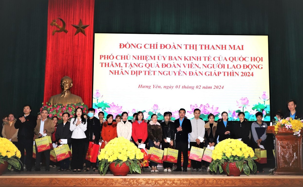 Phó Chủ nhiệm Ủy ban Kinh tế của Quốc hội Đoàn Thị Thanh Mai thăm, tặng quà đoàn viên, người lao động