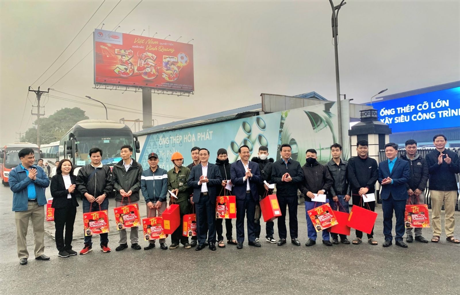 Liên đoàn Lao động tỉnh Hưng Yên tiễn công nhân về quê ăn Tết