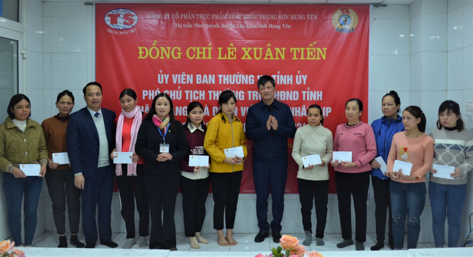 Phó Chủ tịch Thường trực HĐND tỉnh Lê Xuân Tiến tặng quà Tết cho công nhân lao động