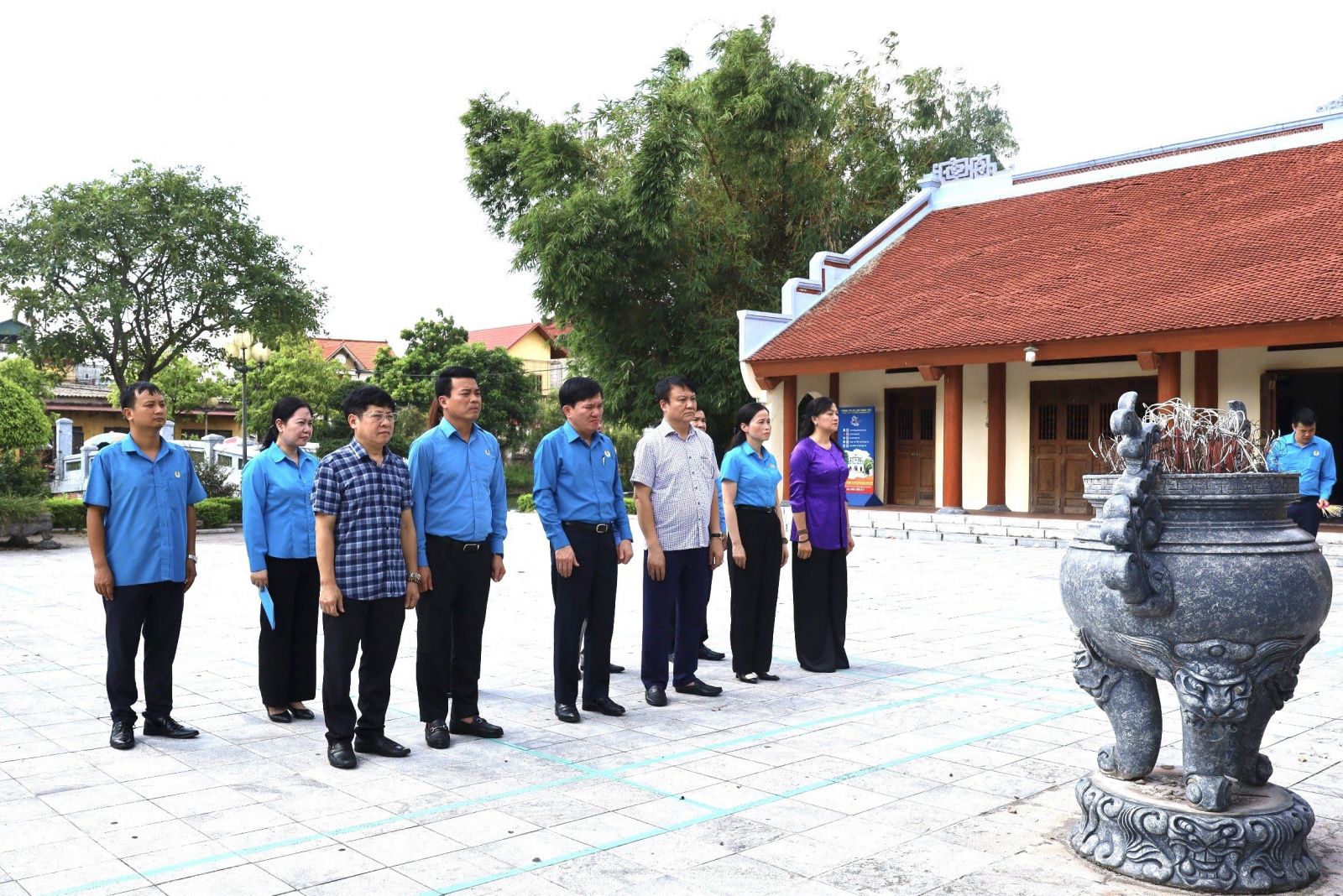 Đoàn đại biểu Tổng Liên đoàn Lao động Việt Nam dâng hương tưởng niệm Tổng Bí thư Nguyễn Văn Linh và Trung tướng Nguyễn Bình