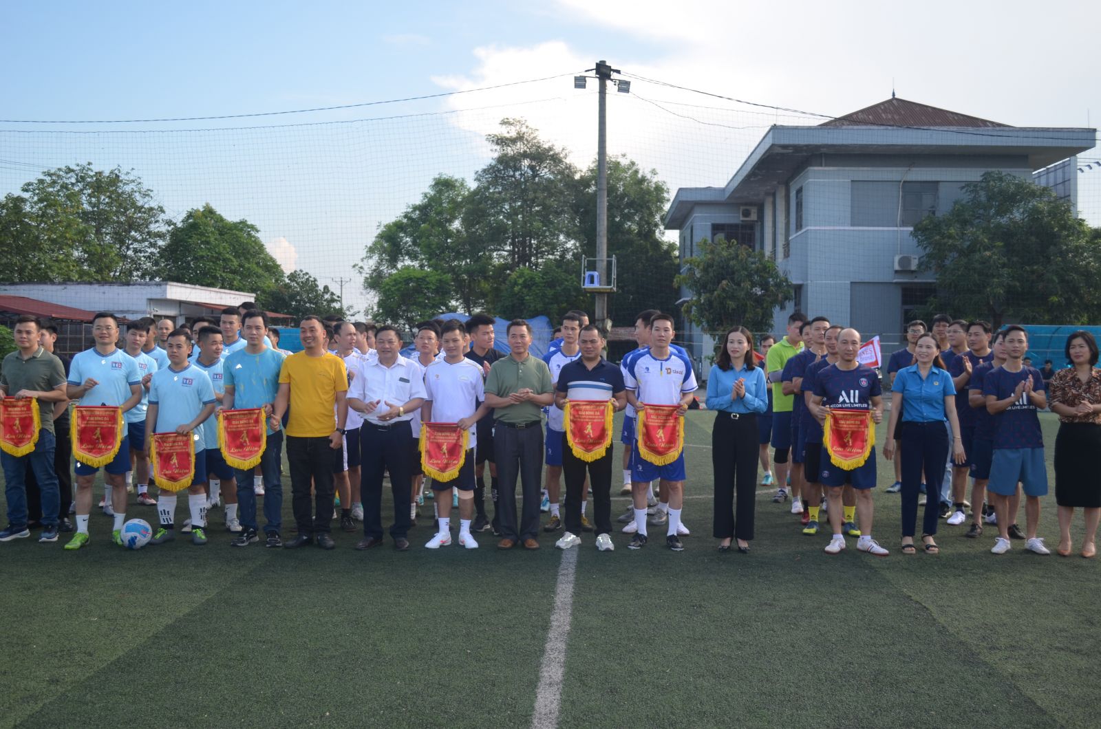 Liên đoàn Lao động huyện Kim Động tổ chức giải bóng đá nam chào mừng Đại hội Công đoàn các cấp, nhiệm kỳ 2023-2028 và hưởng ứng Tháng công nhân năm 2023