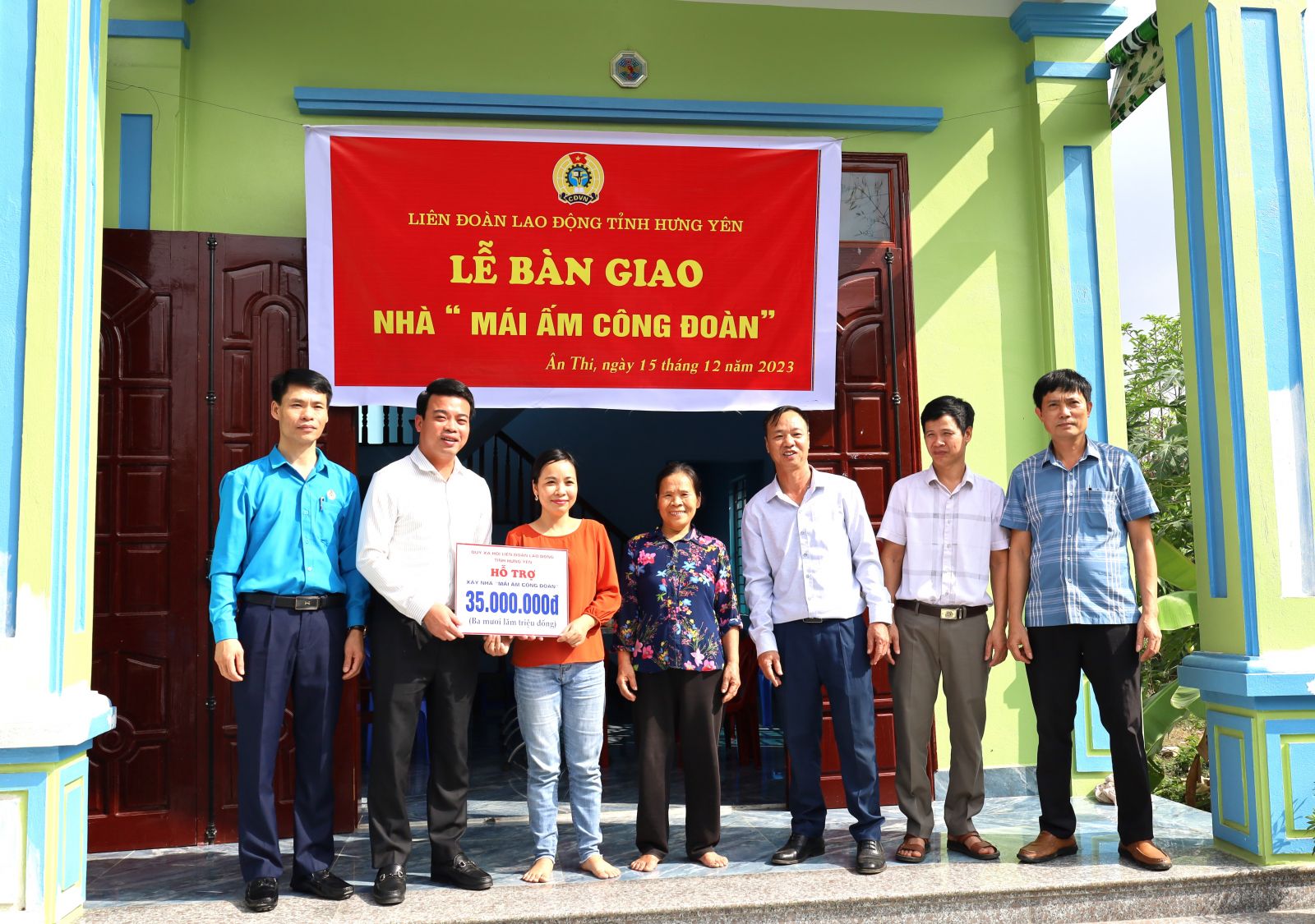 Chủ tịch LĐLĐ tỉnh Lê Quang Toản thăm và trao tiền hỗ trợ nhà “Mái ấm công đoàn” cho đoàn viên có hoàn cảnh khó khăn huyện Ân Thi