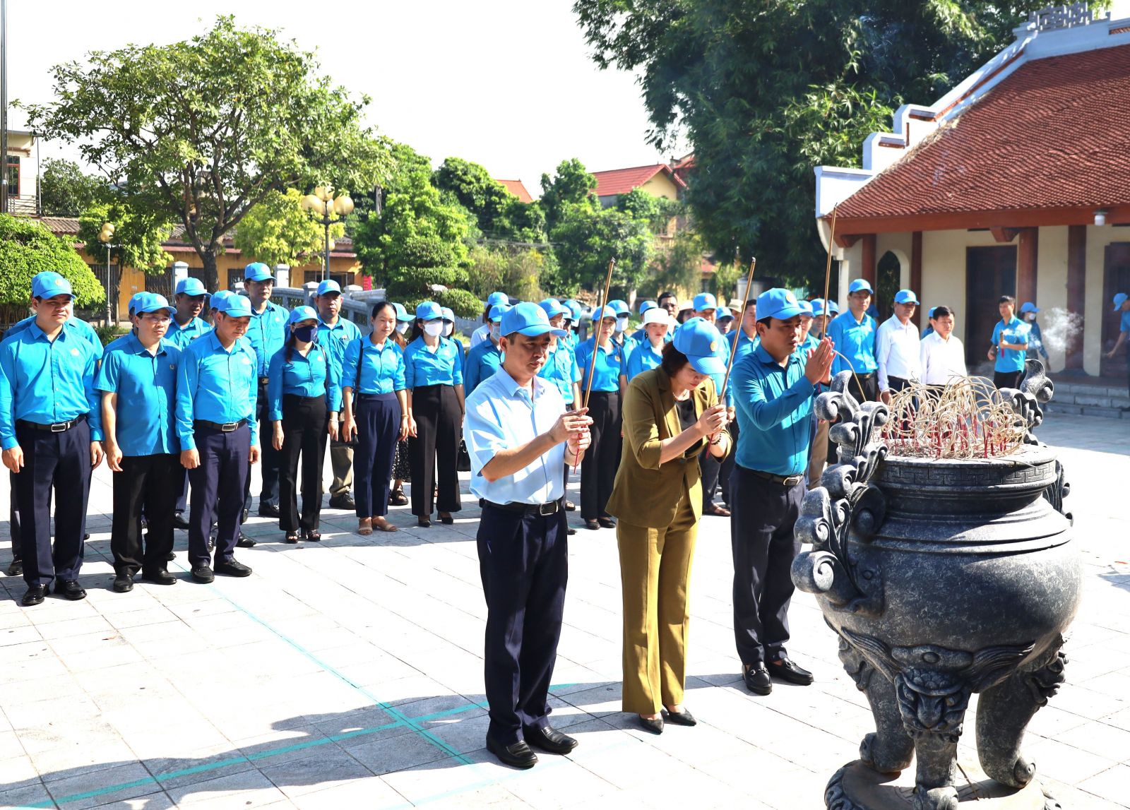 Liên đoàn Lao động tỉnh dâng hương tưởng niệm Tổng Bí thư Nguyễn văn Linh và Trung tướng Nguyễn Bình