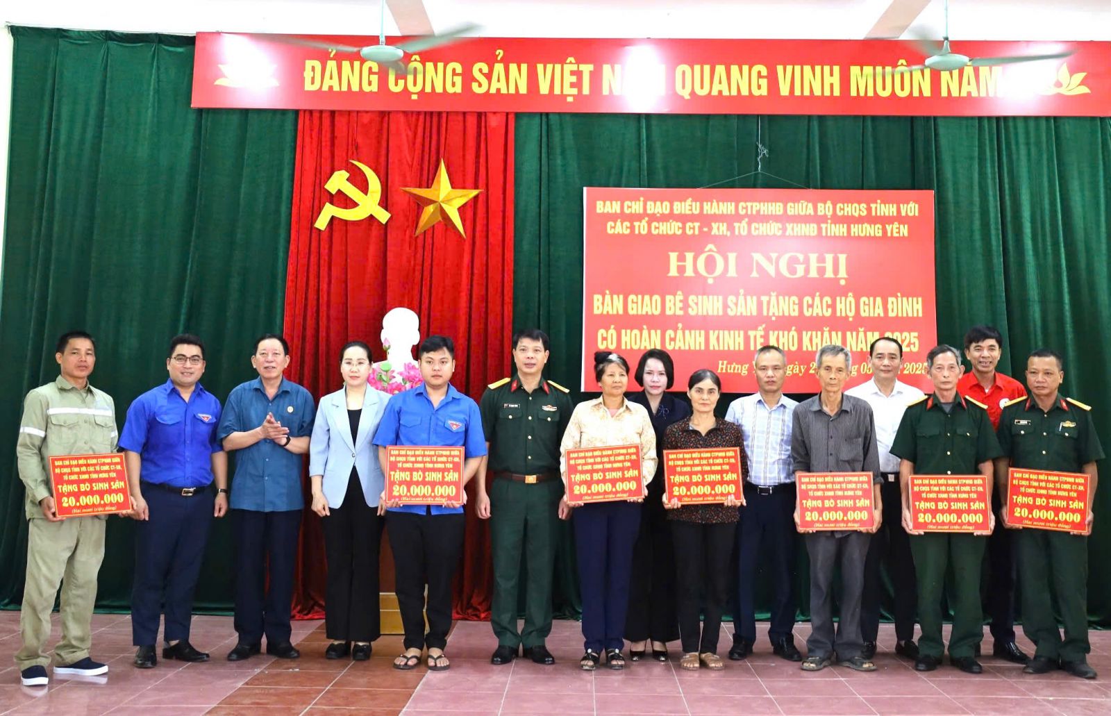 Bộ Chỉ huy Quân sự tỉnh và các tổ chức chính trị xã hội, tổ chức xã hội nhân đạo tỉnh - Bàn giao bê sinh sản tặng các hộ gia đình có hoàn cảnh khó khăn
