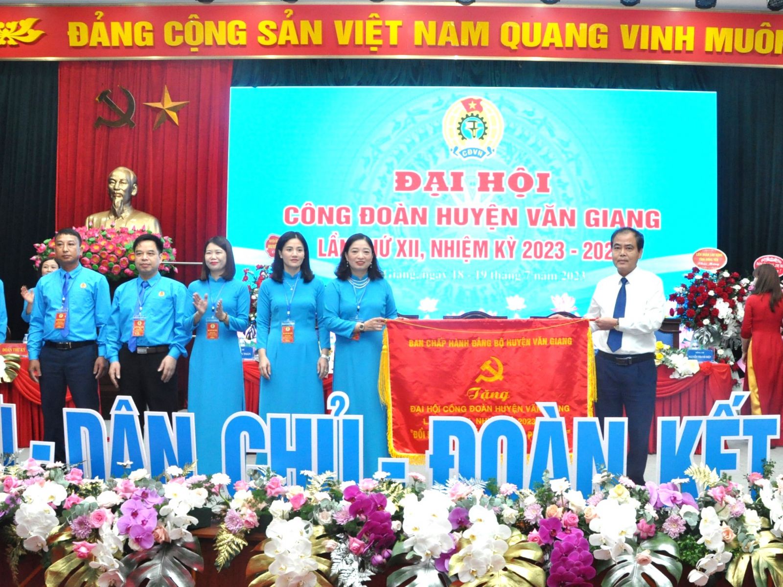 Đồng chí Hồ Thị Vân Đông tái cử Chủ tịch Liên đoàn Lao động huyện Văn Giang