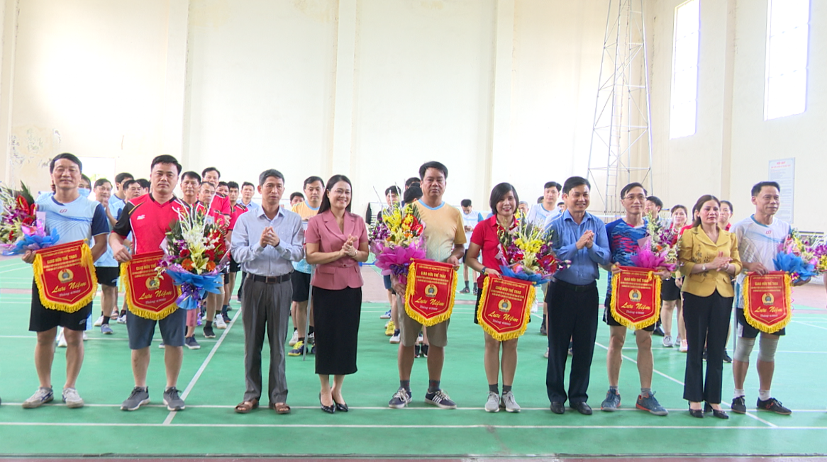 LĐLĐ huyện Phù Cừ tổ chức giải giao hữu thể thao chào mừng những ngày lễ lớn của đất nước