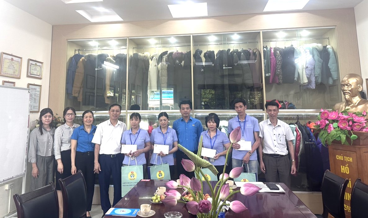 LĐLĐ tỉnh tổ chức thăm, tặng quà đoàn viên, người lao động có hoàn cảnh khó khăn tại thành phố Hưng Yên